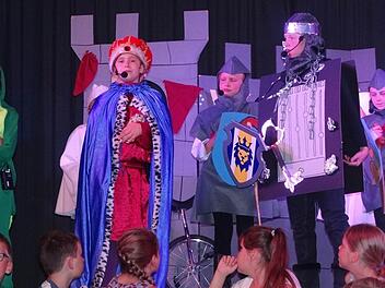 Handgemachte Kulissen, von Schülern genähte Kostüme und der kindliche Charme in den selbst gestalteten Texten machte den Theaterabend der Grundschule zu einer beeindruckenden Darbietung. Foto: Johanna Eckert