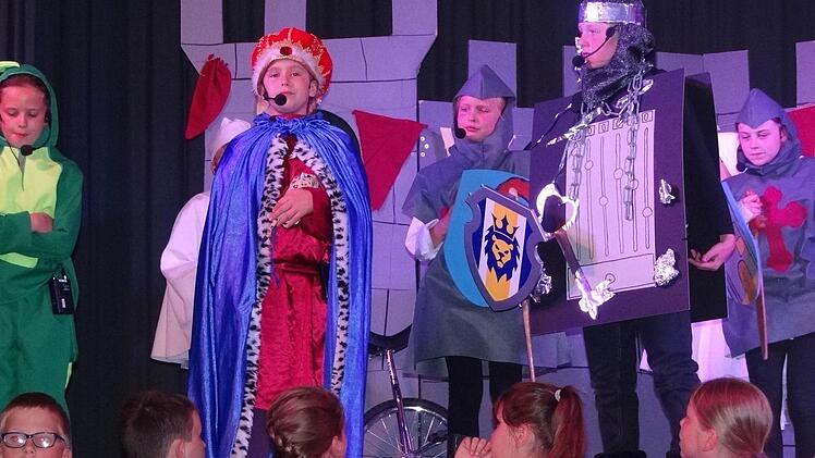 Handgemachte Kulissen, von Schülern genähte Kostüme und der kindliche Charme in den selbst gestalteten Texten machte den Theaterabend der Grundschule zu einer beeindruckenden Darbietung. Foto: Johanna Eckert
