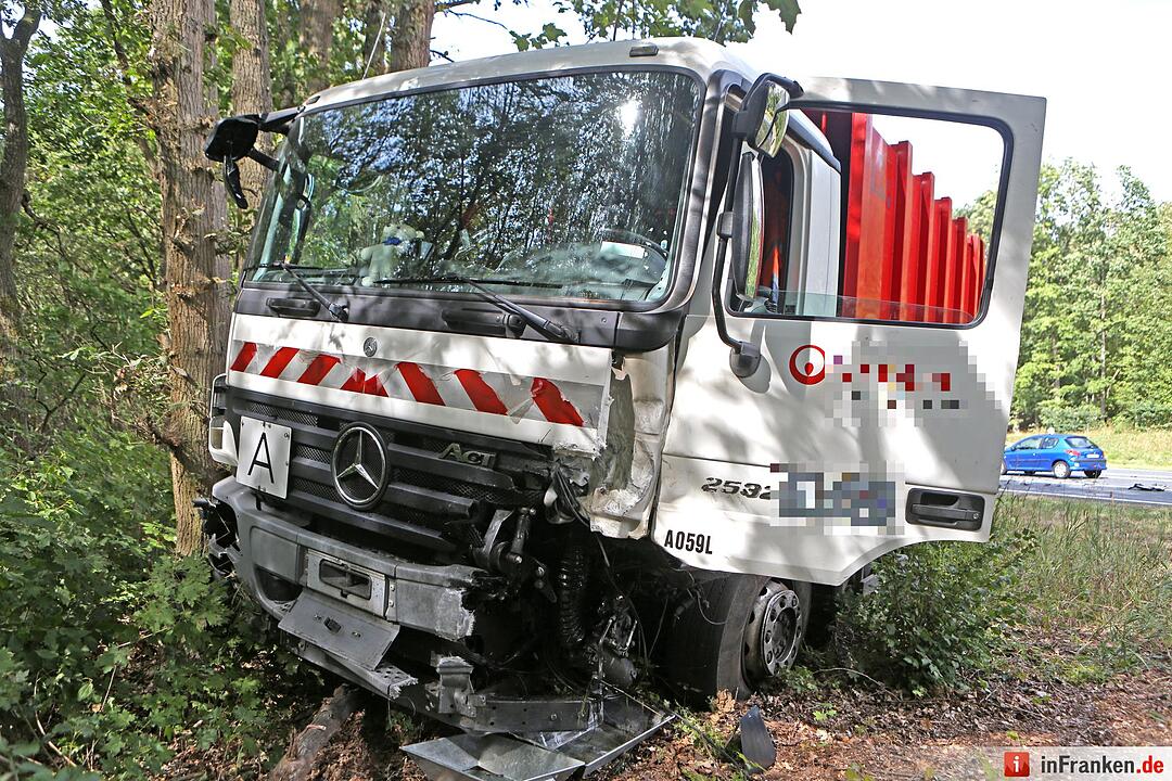 Auto kracht frontal in Lkw - 67-Jaehriger sofort tot