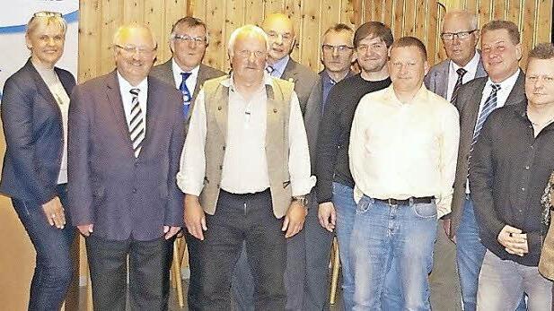 Der Bayerische Fußball-Verband zeichnete in Steinberg engagierte Ehrenamtliche aus dem Kreis Coburg/ Kronach aus. Den Ehrungsnachmittag hat Margot Härtlein (rechts) seit einigen Jahren zur festen Einrichtung gemacht.  Fotos: Heike Schülein