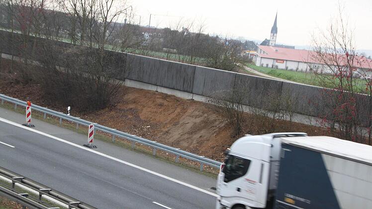 Der Lärm der Autos und Lastwagen wird ab sofort von der Stadt abgeschirmt. Foto: Matthias Einwag