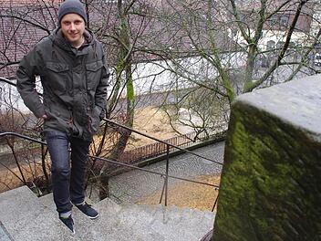 Auf seinem Weg vom Marienplatz in die Obere Stadt fand Johannes Jakob auf der obersten Stufe eine Tasche, in der unter anderem über 6000 Euro steckten. Foto: Marco Meißner