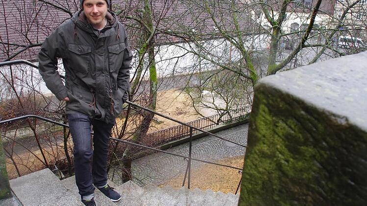 Auf seinem Weg vom Marienplatz in die Obere Stadt fand Johannes Jakob auf der obersten Stufe eine Tasche, in der unter anderem über 6000 Euro steckten. Foto: Marco Meißner