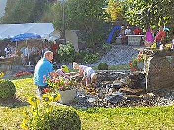 Bereits zum siebten Mal richteten die Nurner SV-Gymnastikdamen ein Brunnenfest aus, das von Jung und Alt besucht wurde.  Foto: Hans Franz