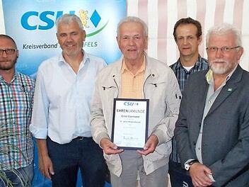 Beim Sommerfest des CSU Ortsverbandes westlich des Mains in Birkach wurden verdiente Mitglieder geehrt (von links): Emmi Zeulner, Ortsverbandsvorsitzer Markus Knipper, Bürgermeister Bernhard Storath, Ernst Eiermann (45 Jahre), Heinrich Dirauf (15 Jahre), Otmar Sebald (40 Jahre) und Landrat Christian Meißner. Foto: privat