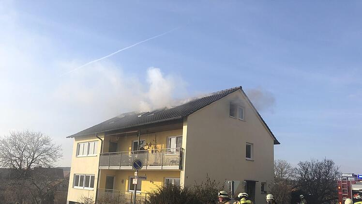 Am Dienstagnachmittag ist in Memmelsdorf ein Dachstuhl in Brand geraten. Foto: NEWS5 / Merzbach
