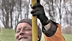 Dirk Kammlott, Gärtner beim Bauhof Ebern, gab den Kollegen anderer Bauhöfe wertvolle Tipps für das Ausschneiden von Bäumen.
