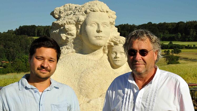 Die Bildhauer Clemens und Lucian Muth (links) haben eine Maria geschaffen, die als junge Frau für Freiheit ebenso wie für Bewegtheit und Veränderungen steht. Foto: Mathias H. Walther