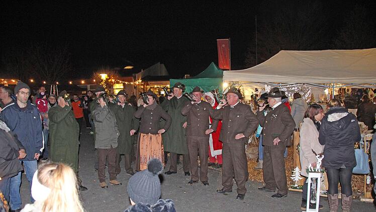 Die Jagdhornbl&auml;ser des J&auml;gervereins Bad Kissingen spielten in N&uuml;dlingen auf. Foto: Julia Franz