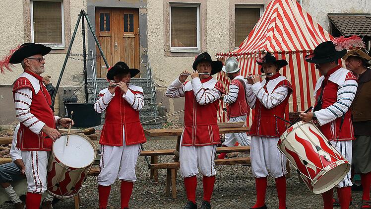 Die Trommler und Pfeifer untermalten das Lagerleben musikalisch. Foto: Dieter Britz