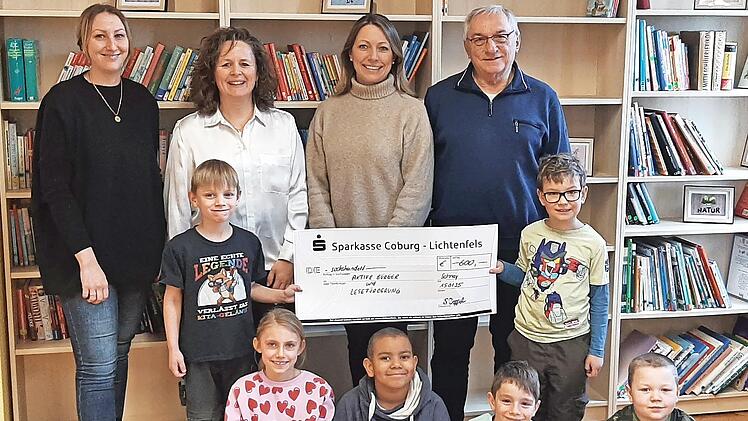 Sch&uuml;lerinnen und Sch&uuml;ler freuen sich &uuml;ber Zuwachs in der Schulb&uuml;cherei ihrer Grundschule &bdquo;Lichtenfels in der Schney&ldquo;. Bei der Spenden&uuml;bergabe (hinten v. li.): stellvertretende Schulleiterin Linda Lang, Rektorin Stefanie Doppel sowie Katja Zapf und...
