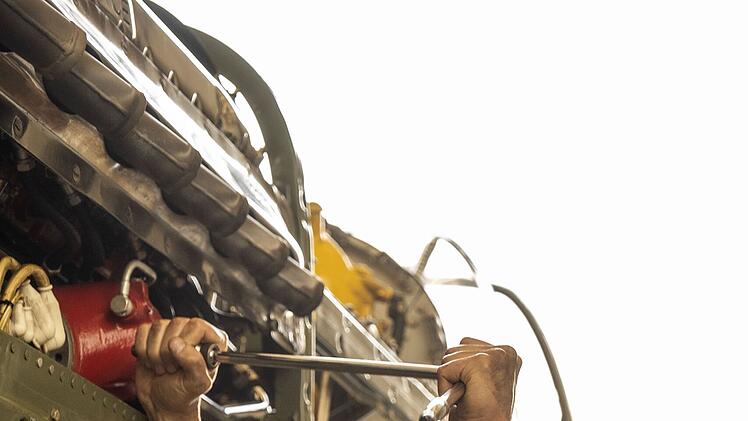 Weiß, wie der Flieger läuft: Tom Cruise gibt sich auch in "Top Gun Maverick" als Macher, der zupackt und keine Scheu hat, sich die Hände schmutzig zu machen.