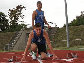 Im Startblock: Robin Meyer (TG Kitzingen) legt über 60 Meter in der Halle sehr gute Zeiten hin. Kollege Dorian Sanders (hinten) nimmt den Hochsprung-Wettkampf im Warmen nur als Trainingserfahrung. Sanders startet am Wochenende bei der "Nordbayerischen", Meyer fährt zur Süddeutschen Meisterschaft. Foto: Gerd Ludwig