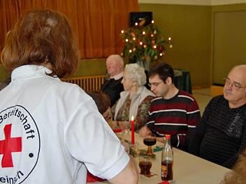 Der BRK-Bereitschaftsdienst aus Steinach umsorgte die etwa 80 Gäste aus dem Landkreis bei der vorweihnachtlichen Feier in der Henneberg-Sporthalle. Fotos: Sigismund von Dobschütz
