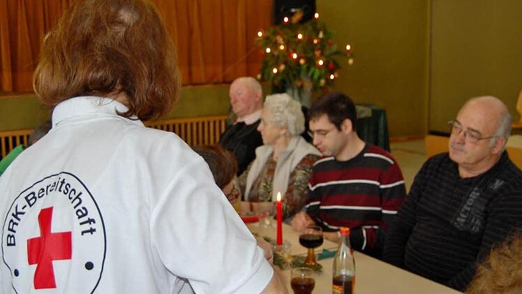 Der BRK-Bereitschaftsdienst aus Steinach umsorgte die etwa 80 Gäste aus dem Landkreis bei der vorweihnachtlichen Feier in der Henneberg-Sporthalle. Fotos: Sigismund von Dobschütz
