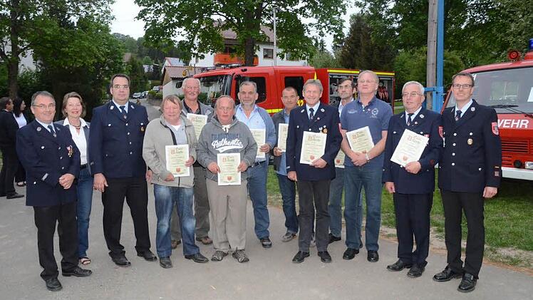 Die 40er-Jubilare mit (von links) Zweitem Vorsitzenden Jens Jakob, Stadträtin Carin Bülling, Zweitem Kommandanten Dirk Schulz, (von rechts) Erstem Kommandanten Frank Wich und Erstem Vorsitzenden Bernd Bassing   Fotos: Karl-Heinz Hofmann