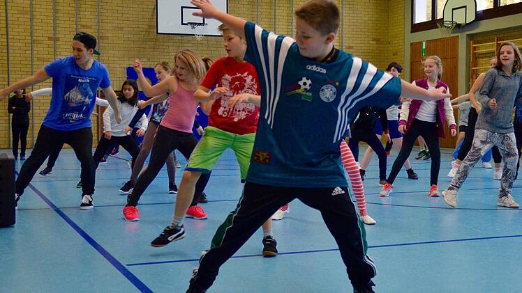 Nicht nur die Mädels haben Spaß am Tanzen, sondern auch die Jungs. Hier zeigt Jan, dass er den "Move" schon draufhat. Foto: Kathrin Kupka-Hahn
