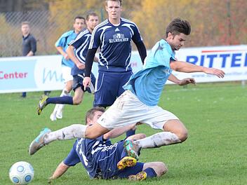 Michael Hobner (am Boden) löst seine Nachfolger als Spielertrainer, Sebastian Gambel (stehend) und Oliver Schmitt (nicht im Bild) im Sommer wieder ab.  Foto: herzopress