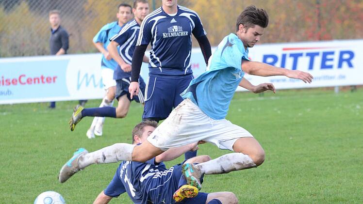 Michael Hobner (am Boden) löst seine Nachfolger als Spielertrainer, Sebastian Gambel (stehend) und Oliver Schmitt (nicht im Bild) im Sommer wieder ab.  Foto: herzopress