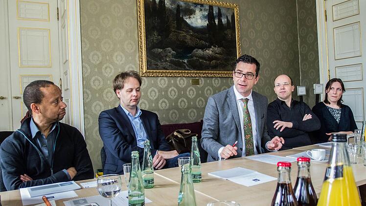 Intendant Bodo Busse (Mitte) stellte den neuen Spielplan des Landestheaters vor (von links): Ballettdirektor Mark McClain, Kaufmännischer Direktor Fritz Frömming, Generalmusikdirektor Roland Kluttig und Theaterpädagogin Luca Pauer.Foto: Jochen Berger