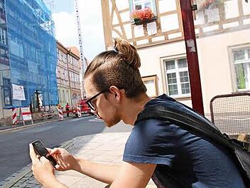 Christian Kehl findet gut, dass es künftig am Marktplatz ein öffentliches Wlan-Angebot geben soll.  Foto: Heike Beudert