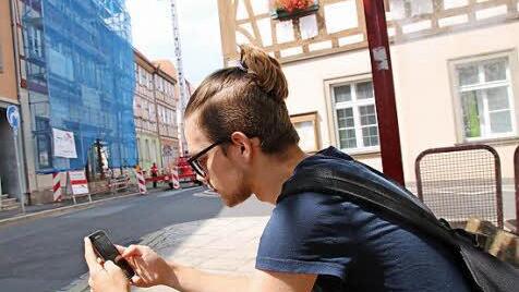 Christian Kehl findet gut, dass es künftig am Marktplatz ein öffentliches Wlan-Angebot geben soll.  Foto: Heike Beudert