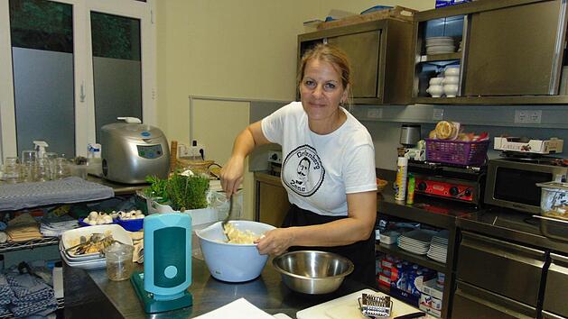 Cora Gundelfinger bereitet eine vegane Apfel-Wein-Torte vor. Foto: Petra Malbrich