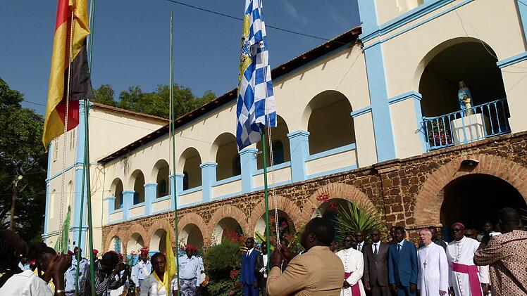 Pfadfinder zogen die Nationalfahnen Deutschlands und des Senegals die Masten hoch.