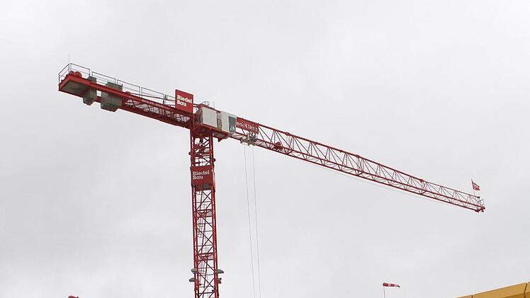Ein Turmdrehkran, wie er auf der Baustelle beim Klinikum steht, darf laut Vorgaben ab einer Windstärke von 15 Metern pro Sekunde nicht mehr betrieben werden. Die Firma Riedel Bau aus Schweinfurt hat dafür Sorge zu tragen, dass der Kran "windfrei" gestellt wird. Das bedeutet: Er muss sich frei in den Wind drehen können und minimiert so die Angriffsfläche für die Böen von Orkantief "Friederike".