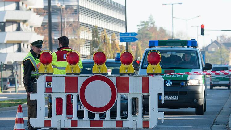 Bombenalarm in Berlin: Um 07.30 Uhr am Freitagmorgen (29. Juni 2018) hat ein Anrufer gedroht eine Bombe zu zünden. Symbolbild: Armin Weigel / dpa