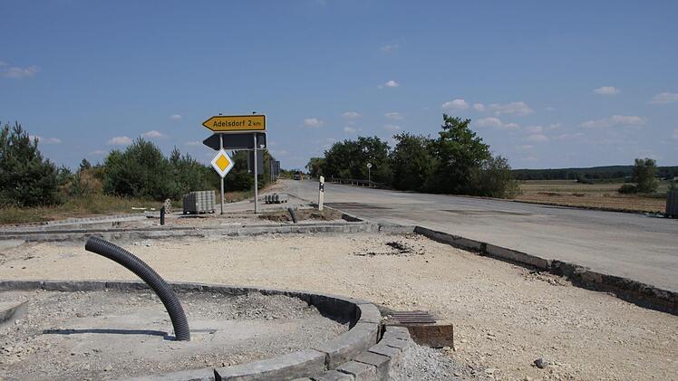 Der Ausbau der B 470 auf Höhe von Adelsdorf liegt im Zeitplan und soll Ende August fertig sein.  Foto: Andreas Dorsch