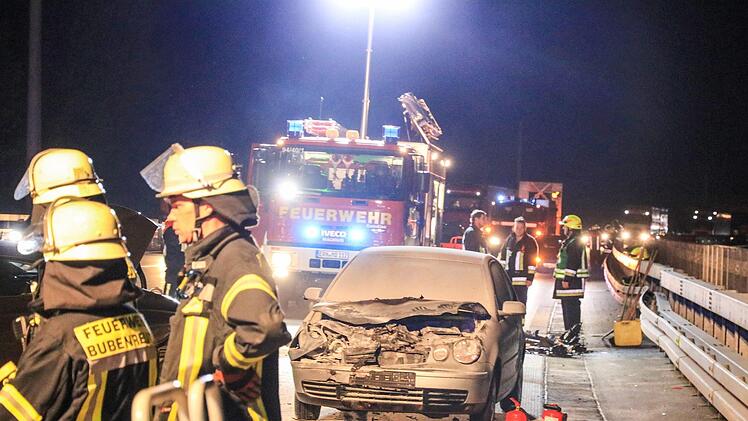 Zwei Autos und ein Lkw sind auf der A73 bei Möhrendorf kollidiert. Ein Auto ging in Flammen auf. Daraus konnte sich eine Schwangere Frau retten. Foto: NEWS5 / Merzbach