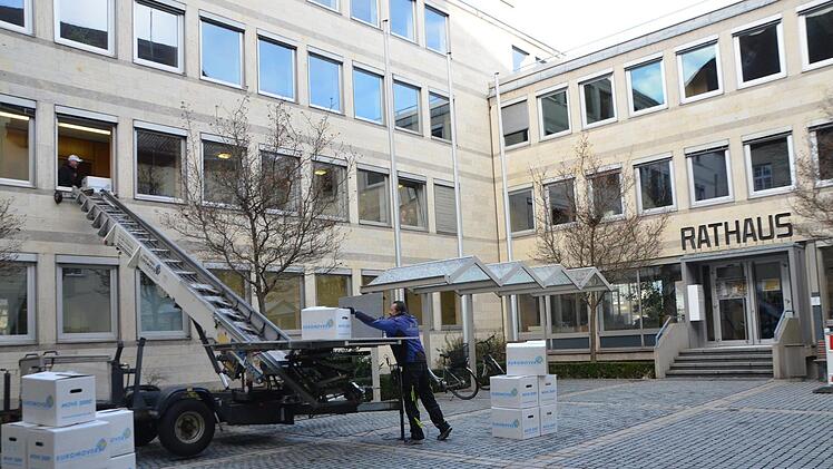 Manche Gegenstände und Kartons wurden über ein Förderband aus dem Fenster transportiert.  Fotos: Bernhard Panzer