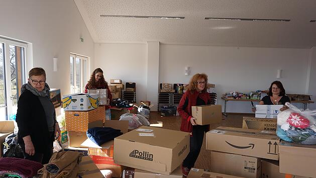 Sie freuen sich &uuml;ber die vielen Spenden: Brigitte Schmidt (von links), Anna Ke&szlig;ler, Rosa Strau&szlig;-Carl und Alice Voll vom "Haus f&uuml;r Alle" in Langenleiten inmitten der gepackten Spendenkartons.