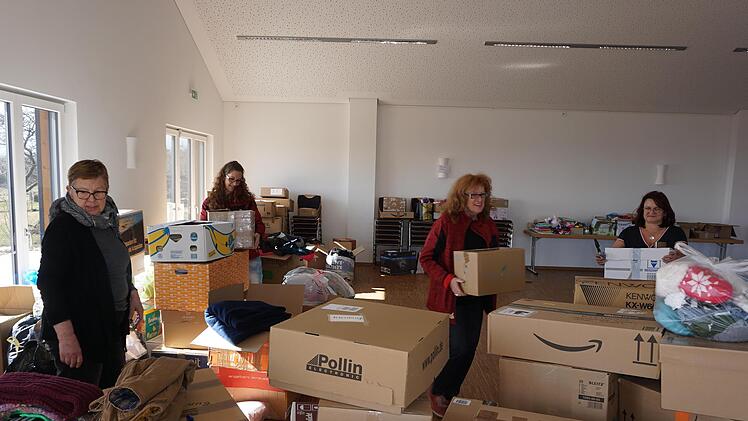 Sie freuen sich über die vielen Spenden: Brigitte Schmidt (von links), Anna Keßler, Rosa Strauß-Carl und Alice Voll vom "Haus für Alle" in Langenleiten inmitten der gepackten Spendenkartons.