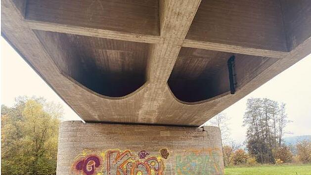 Die Br&uuml;cke in Aschach ist als erste mit der Sanierung dran. Eine Vollsperrung will B&uuml;rgermeister Andreas Sandwall vermeiden.  Foto: Andreas Sandwall