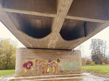 Die Brücke in Aschach ist als erste mit der Sanierung dran. Eine Vollsperrung will Bürgermeister Andreas Sandwall vermeiden.  Foto: Andreas Sandwall