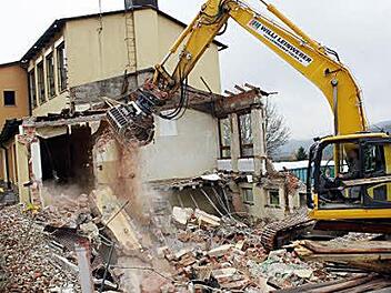 Hier bleibt kein Stein auf dem anderen: Die Abrissarbeiten des Altbaus der Grundschule schreiten zügig voran. Foto: Ulrike Müller
