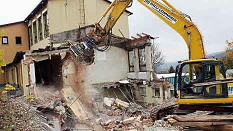 Hier bleibt kein Stein auf dem anderen: Die Abrissarbeiten des Altbaus der Grundschule schreiten zügig voran. Foto: Ulrike Müller