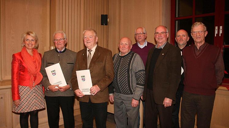 Landrätin Tamara Bischof zeichnet Alois Fröhling, Walter Wirsing und  die Interessengemeinschaft Elfleinhäusle  mit Fritz Engel, Peter Heß, Rudolf Wandler, Manfred Gruber und Willi Gruschke mit dem Ehrenamtspreis aus. Fotos:  Molitor