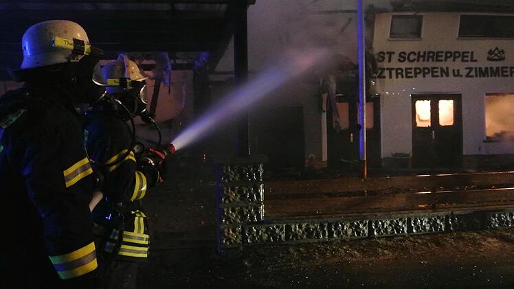 Meterhoch hatten die Flammen aus der Schreinerei geschlagen, als die Feuerwehren eintrafen.