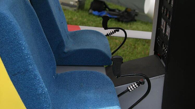 Die Sitze sind mit Velours bezogen.