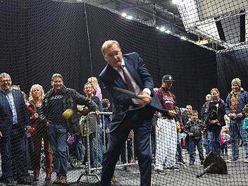 OB Andreas Starke probiert Baseball aus.  Foto: Spörlein