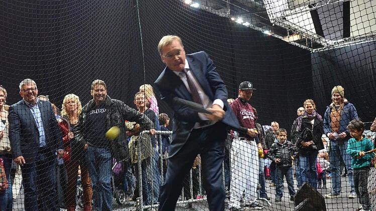 OB Andreas Starke probiert Baseball aus.  Foto: Spörlein