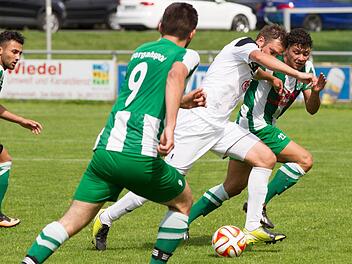 Der Redwitzer Torschütze zum wichtigen 1:0, Daniel Fischer (Mitte), versucht hier an Mehmet Bilici (hinten) und Erhan Ceri (Nr. 9) vorbeizusprinten. Foto: Heinrich Weiß