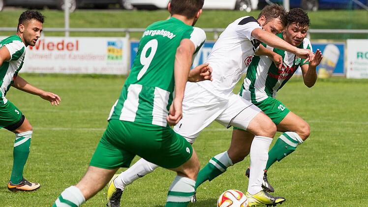 Der Redwitzer Torschütze zum wichtigen 1:0, Daniel Fischer (Mitte), versucht hier an Mehmet Bilici (hinten) und Erhan Ceri (Nr. 9) vorbeizusprinten. Foto: Heinrich Weiß