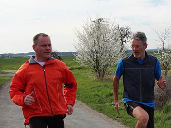 Johannes Albrecht (l.) übt mit seinem Trainer Harry Hüttmann das richtige Joggen.Foto: Friedrich