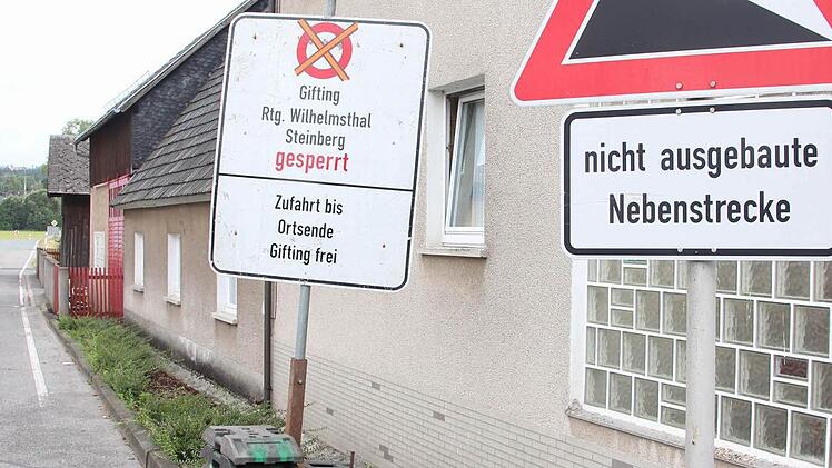 In Pressig wird an der Abzweigung nach Eila auf die Sperrung hingewiesen - und auch darauf, dass es sich um eine nicht ausgebaute Nebenstrecke mit einem starken Gefälle handelt.  Foto: Friedwald Schedel