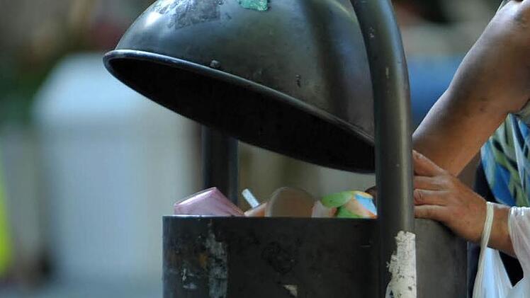 Jeder Cent hilft: Nicht wenige Menschen suchen in Mülleimern nach Pfandflaschen. Symbolbild: dpa