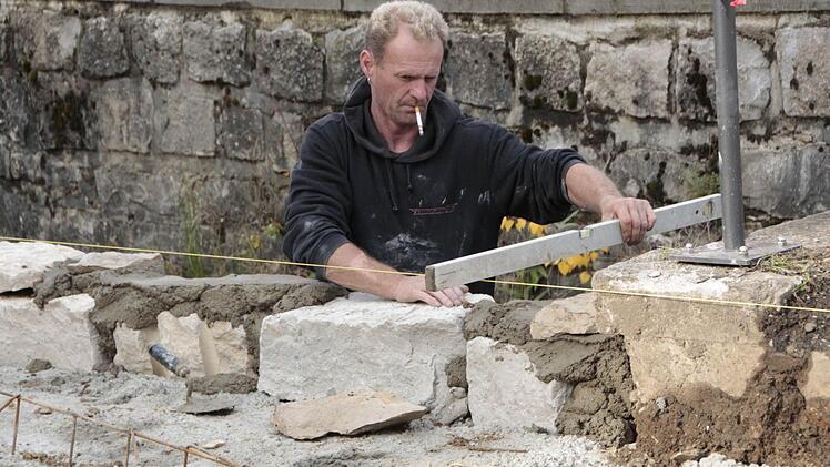Jetzt wird die Mauer im Bereich des Backofen instandgesetzt.